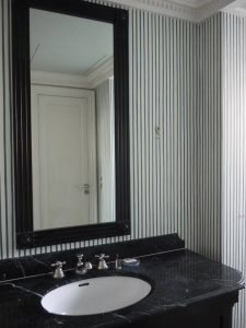 RESTITUTION : Dans la salle de bains d’une suite d’un grand hôtel parisien de style directoire, reconstitution du décor de rayures assorties au tissu.