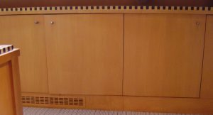 FAUX BOIS : sur le placard aménagé d'une chambre à coucher, copie du décor ART DECO du lit, composé de bois sycomore et frise de carrés de bois de peuplier et d'ébène.