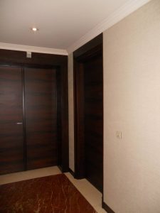 FAUX BOIS : Sur les boiseries de la partie administrative d'une entreprise parisienne, reproduction en décor de marqueterie horizontale en Ébène de Macassar, d'un effet haut de gamme imposant.