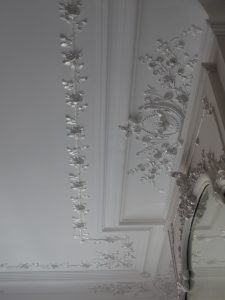 Décor peint en argenture sur les ornements d'une corniche