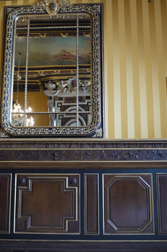 RESTAURATION : Dans un des salons d'un très bel hotel particulier parisien, restitution partielle du décor de style Napoléon III en imitation de chêne foncé (détail).