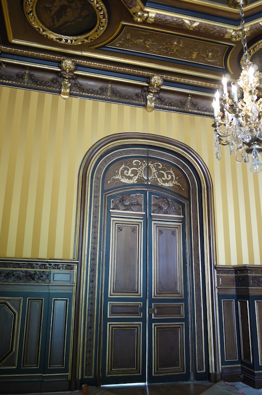 RESTAURATION : Dans un des salons d'un très bel hotel particulier parisien, restitution partielle du décor de style Napoléon III en imitation de chêne foncé (vue d'ensemble).