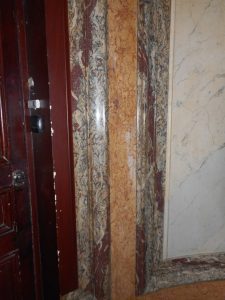 AVANT RESTAURATION : état des faux bois imitant l’acajou sur la porte palière