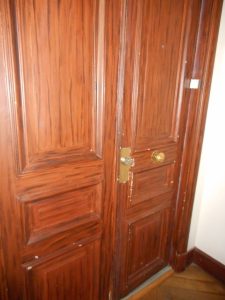 AVANT RESTAURATION : état des faux bois imitant l’acajou sur la porte palière