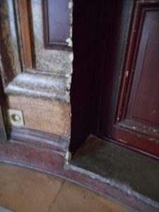 RESTAURATION : Dans un bel immeuble parisien, restitution partielle en décors des imitations acajou et des différents stucs marbres endommagés. Détail avant intervention.