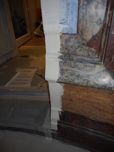 RESTAURATION : Dans un bel immeuble parisien, restitution partielle en décors des imitations acajou et des différents stucs marbres endommagés. Détail de travail en cours.