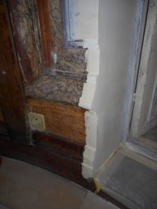 RESTAURATION : Dans un bel immeuble parisien, restitution partielle en décors des imitations acajou et des différents stucs marbres endommagés. Détail de travail en cours.