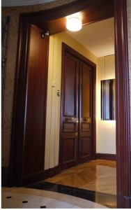 Restauration des portes en faux bois acajou