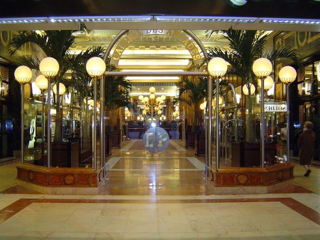 RESTAURATION : Dans une galerie classée des Champs Elysées, restitution partielle des décors composés de loupe d'orme et d'écaille de tortue