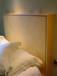 FAUX BOIS : réalisation de citronnier serti de filets d’ébène sur la tête de lit, le placard et la tablette du lavabo de la salle de bain