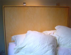 FAUX BOIS : réalisation de citronnier serti de filets d’ébène sur la tête de lit, le placard et la tablette du lavabo de la salle de bain