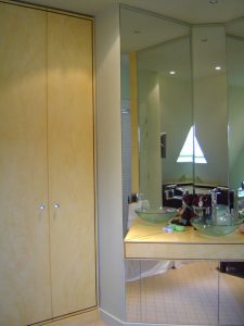 FAUX BOIS : réalisation de citronnier serti de filets d’ébène sur la tête de lit, le placard et la tablette du lavabo de la salle de bain