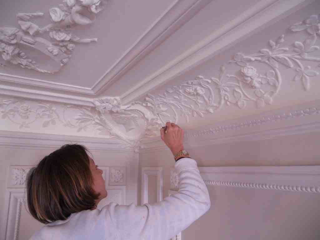 DECOR NEOCLASSIQUE : choix des tons des pièces de l'appartement, réalisation des filets et motifs sur les corniches et sur l'ensemble des moulures murales. (salon et salle à manger)