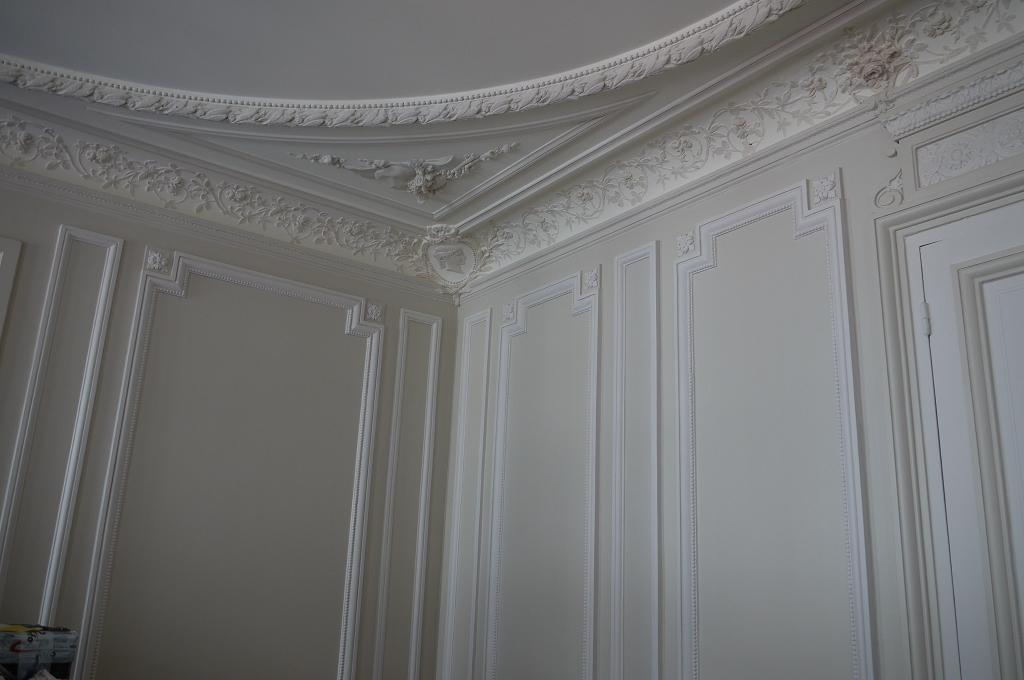 DECOR NEOCLASSIQUE : choix des tos des pièces de l'appartement, réalisation des filets et motifs sur les corniches et sur l'ensemble des moulures murales. (salon et salle à manger)