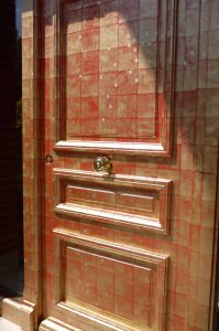 Dorure : imitation de feuilles d'or sur fond rouge