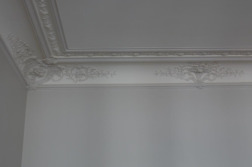 DECOR NEOCLASSIQUE : choix des tos des pièces de l'appartement, réalisation des filets et motifs sur les corniches et sur l'ensemble des moulures murales. (détail)