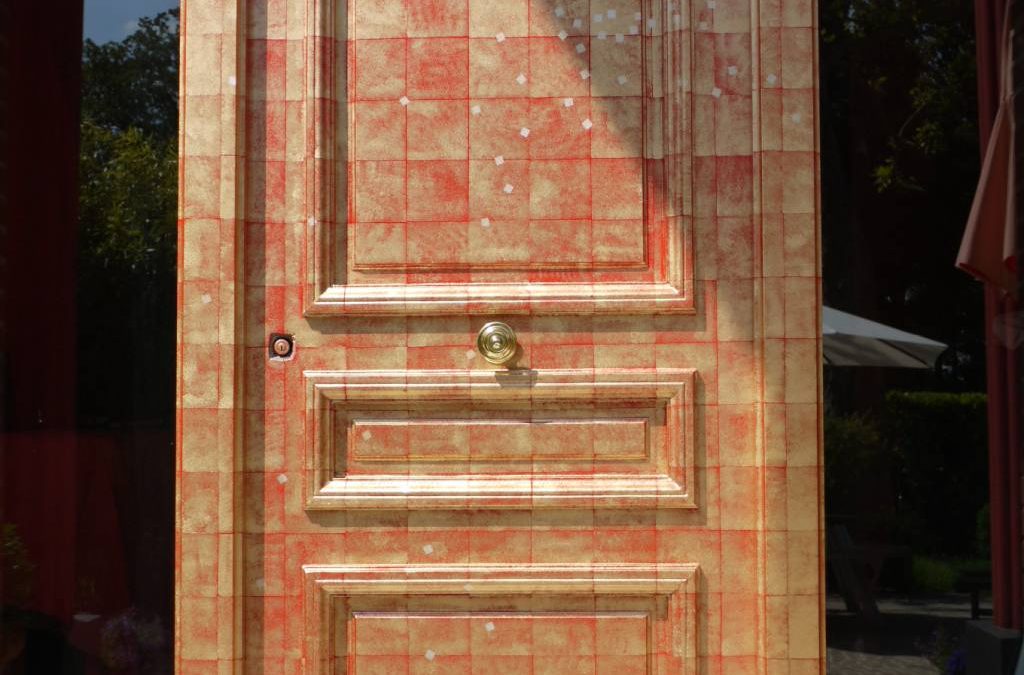 IMITATION DE FEUILLES D’OR SUR FOND ROUGE