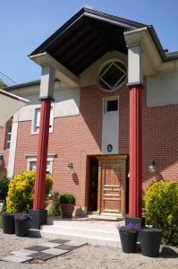 Imitation de feuilles d'or sur une porte