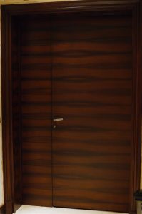 FAUX BOIS : Sur les boiseries de la partie administrative d'une entreprise parisienne, reproduction en décor de marqueterie horizontale en Ébène de Macassar, d'un effet haut de gamme imposant.