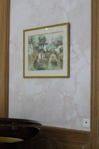 DECOR PEINT : Sur les murs du salon d’un hôtel parisien du XVIIIe, décor de patine marbre assorti aux tissus des voilages et mobiliers