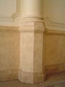 Faux marbres : sur les murs du vestibule d'un immeuble Haussmannien, réalisation de filage de pierre, de faux marbre Blanc Veiné sur les pilastres d'Henriette et Comblanchien sur les plinthes et soubassements. Détail.