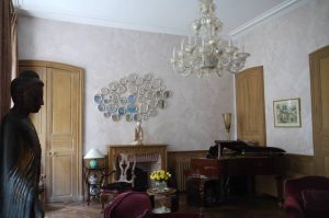 Faux marbres : Dans le salon d'un mas provençal, décor de facture modeste, en composition de 2 tons de patines; soubassement en patine gris vert, avec fausses moulures et motif de frise. Détail