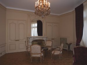 DECOR PEINT : Dans la salon d’un appartement parisien de style Louis XVI, réalisation de double filets dorés sur les moulures et sur les motifs du trumeau.