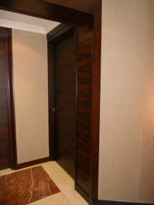 FAUX BOIS : Sur les boiseries de la partie administrative d'une entreprise parisienne, reproduction en décor de marqueterie horizontale en Ébène de Macassar, d'un effet haut de gamme imposant.