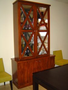 FAUX BOIS : dans un studio inspiré des années 30, réalisation d'ébène de Macassar sur tous les meubles, les placards et les portes.