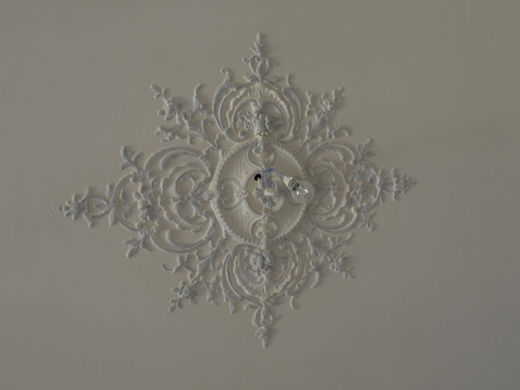 DECOR NEOCLASSIQUE : choix des tos des pièces de l'appartement, réalisation des filets et motifs sur les corniches et sur l'ensemble des moulures murales. (détail)