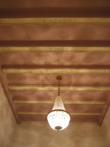 DECOR PEINT : sur le plafond 'à la française' de style Louis XIII, réalisation d'un décor aux tons osés et doux, avec filets et pochoirs en frise végétale.