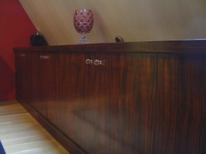 FAUX BOIS : dans un studio inspiré des années 30, réalisation d'ébène de Macassar sur tous les meubles, les placards et les portes.