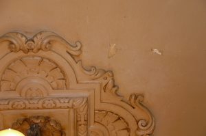 RESTAURATION : Dans les caissons au plafond d'une salle à manger de style néogothique, restauration des décors et partie centrale. Détail du plafond avant restauration.