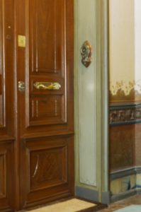 RESTAURATIION : Sur les portes palières et les encadrements de portes d’un immeuble parisien de style 'Art Nouveau', restitution des parties endommagées des décors de patines, filets et imitation de noyer.