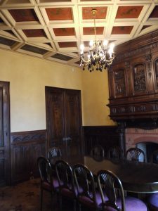 RESTAURATION : Dans une salle à manger de style néogothique d’un immeuble du XIXe siècle de style éclectique, restauration des décors des caissons du plafond très endommagé; décors de motifs et filets rouges et dorés, sur fonds verts ou rouges. Vue d’ensemble.