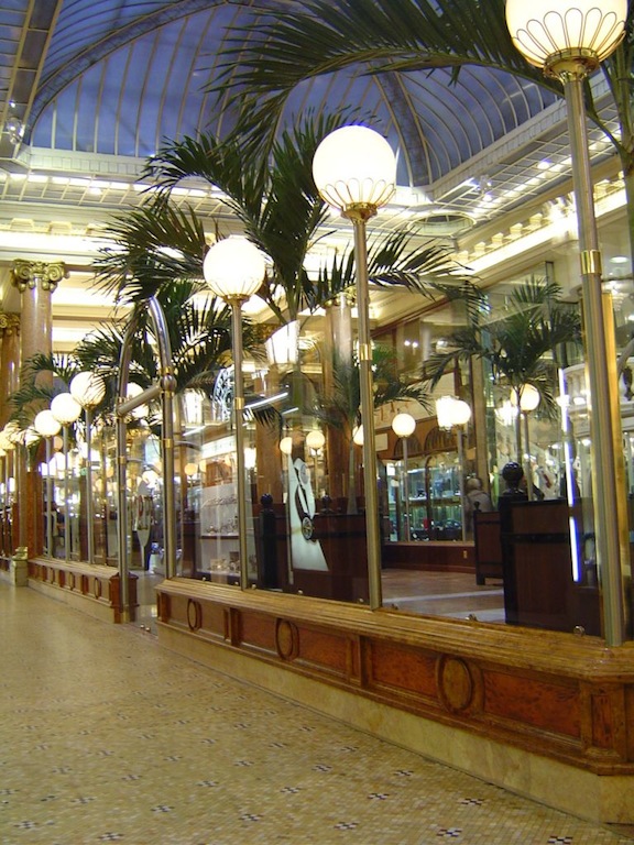 RESTAURATION : Dans une galerie classée des Champs Elysées, restitution partielle des décors composés de loupe d'orme et d'écaille de tortue