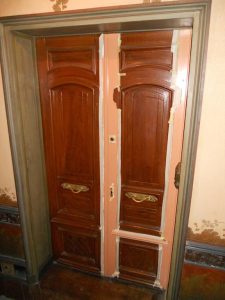 RESTAURATIION : Sur les portes palières et les encadrements de portes d’un immeuble parisien de style 'Art Nouveau', restitution des parties endommagées des décors de patines, filets et imitation de noyer. (intervention en cours)