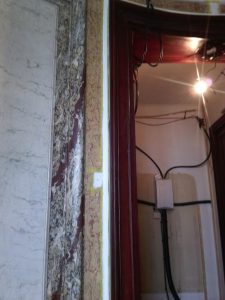 AVANT RESTAURATION : état des stucs marbre lors de la pose des baguettes électriques