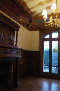 RESTAURATION : Dans les caissons au plafond d'une salle à manger de style néogothique, restauration des décors de motifs et filets taupe et dorés, sur fonds verts ou rouges.