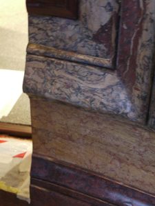 RESTAURATION : Dans un bel immeuble parisien, restitution partielle en décors des imitations acajou et des différents stucs marbres endommagés.