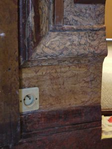 RESTAURATION : Dans un bel immeuble parisien, restitution partielle en décors des imitations acajou et des différents stucs marbres endommagés.