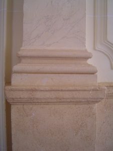 Faux marbres : sur les murs du vestibule d'un immeuble Haussmannien, réalisation de filage de pierre, de faux marbre Blanc Veiné sur les pilastres d'Henriette et Comblanchien sur les plinthes et soubassements. Détail.