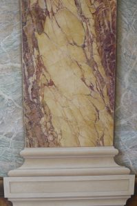 Colonne en faux marbres, détail du chef d'oeuvre de Meilleur Ouvrier de France de Joëlle Godefroid