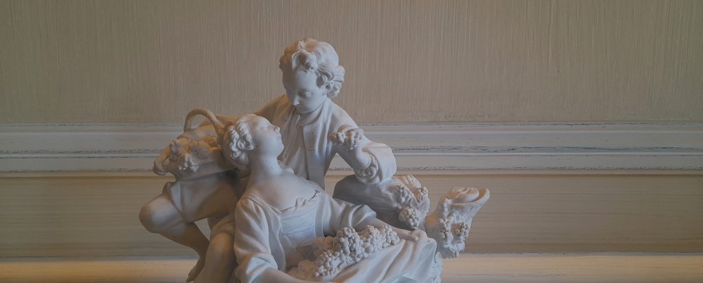 DECOR PEINT : dans un salon décor classique composé de patine spaltée ton paille, avec moulures blanc cassé et rehauts bleus; Détail.