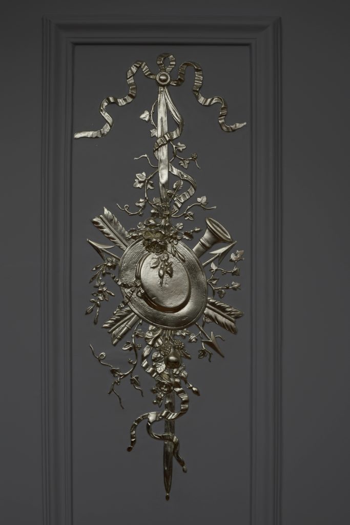 DORURE A LA FEUILLE : Sur les panneaux du salon d'un appartement parisien, décor d'un ensemble de motifs en Or Blanc,