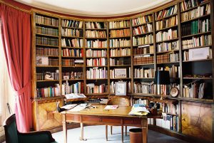 FAUX BOIS : Dans la bibliothèque d’un appartement parisien, détail du décor en marqueterie avec frise de loupe d'orme, noyer et ébène.