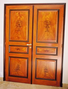 Faux bois sur des doubles portes en composition d'Acajou flammé et d'ébène.
