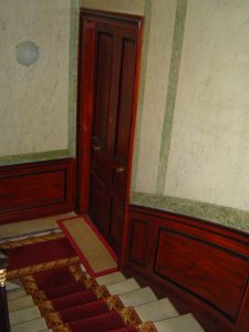 FAUX BOIS : dans l'escalier d'un immeuble haussmannien de standing, restitution du décor Napoléon III, composition d'acajou moiré et de moulures en ébène,