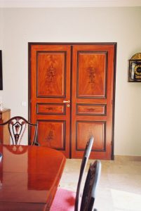 FAUX BOIS : dans une salle à manger de style Charles X, composition d'acajou flammé et d'ébène sur les moulures et ornementations.