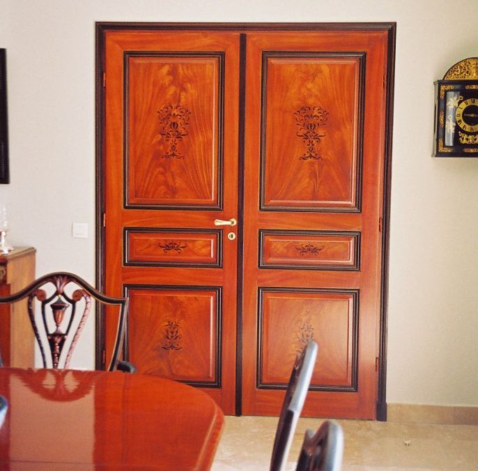 FAUX BOIS : PORTE EN ACAJOU FLAMME